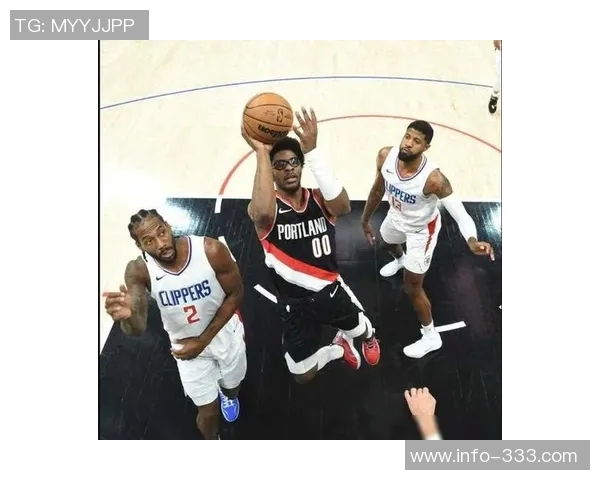 莱昂纳德半场状态火热三分球连中五记砍下18分助球队争胜