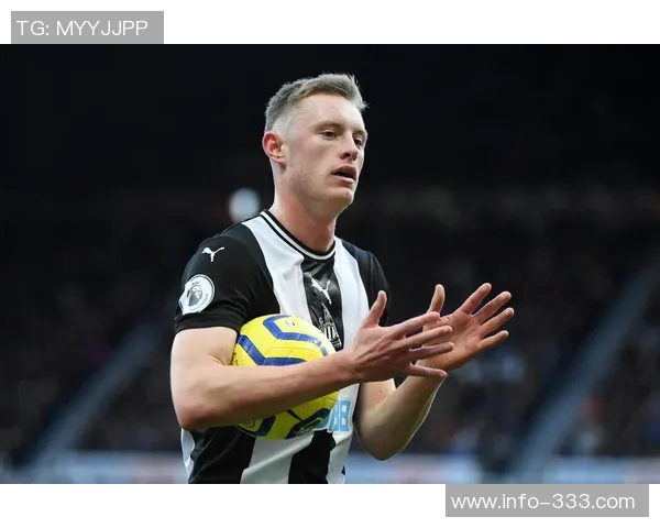 泰晤士曝光纽卡新赛季主场球衣设计细节黑色主条纹与袖口暗纹相结合